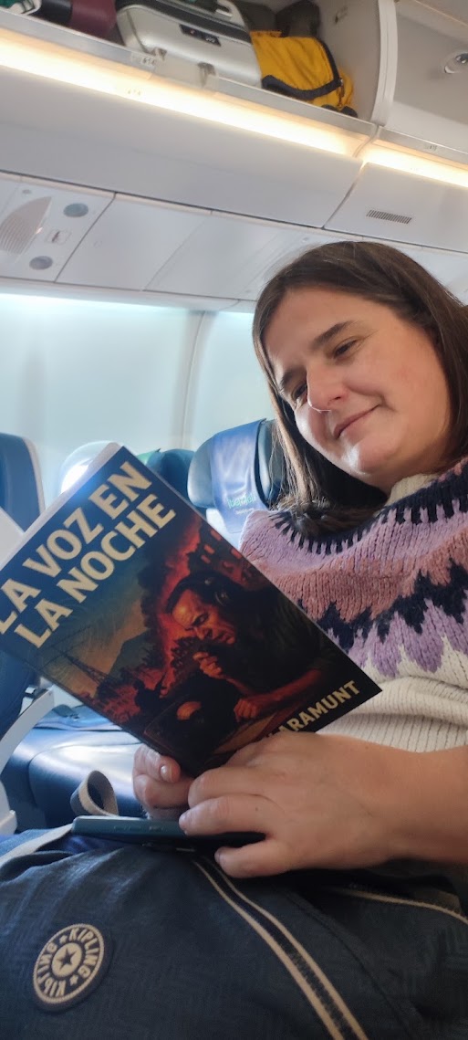 Lectora con su ejemplar de La Voz en la Noche