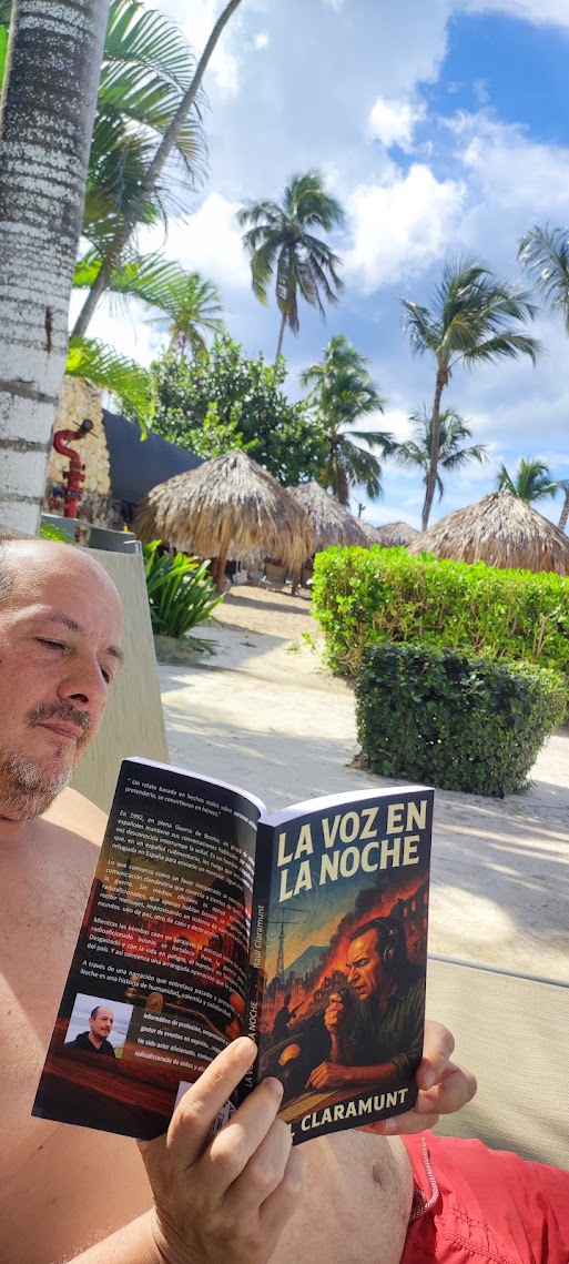 Lector con su ejemplar de La Voz en la Noche
